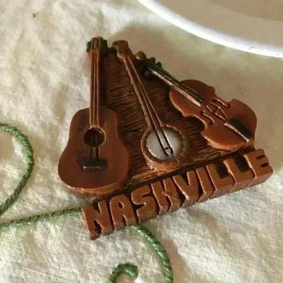 VTG Nashville Souvenirs Tin Ashtray 2 magnets - Picture 2 of 5